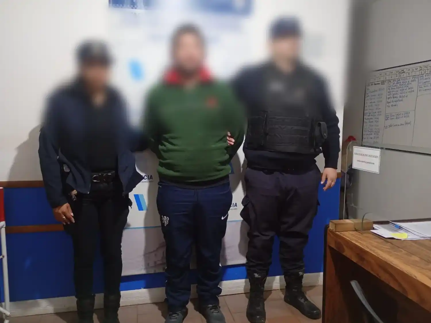 Amenazó a su hijastro con un machete y fue detenido en el barrio Los Zorzales