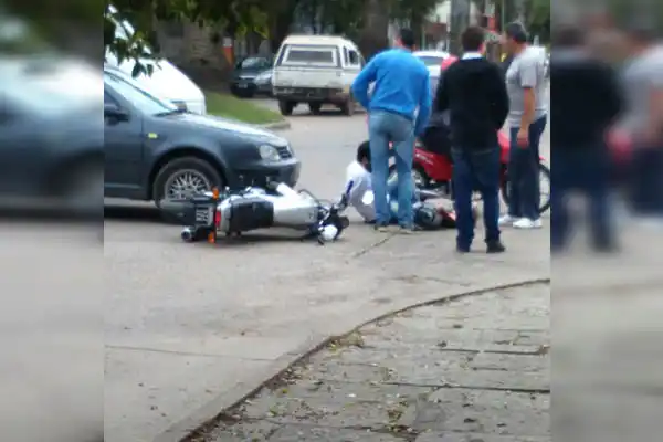 Choque entre auto y moto en Primera Junta y Luis N. Palma