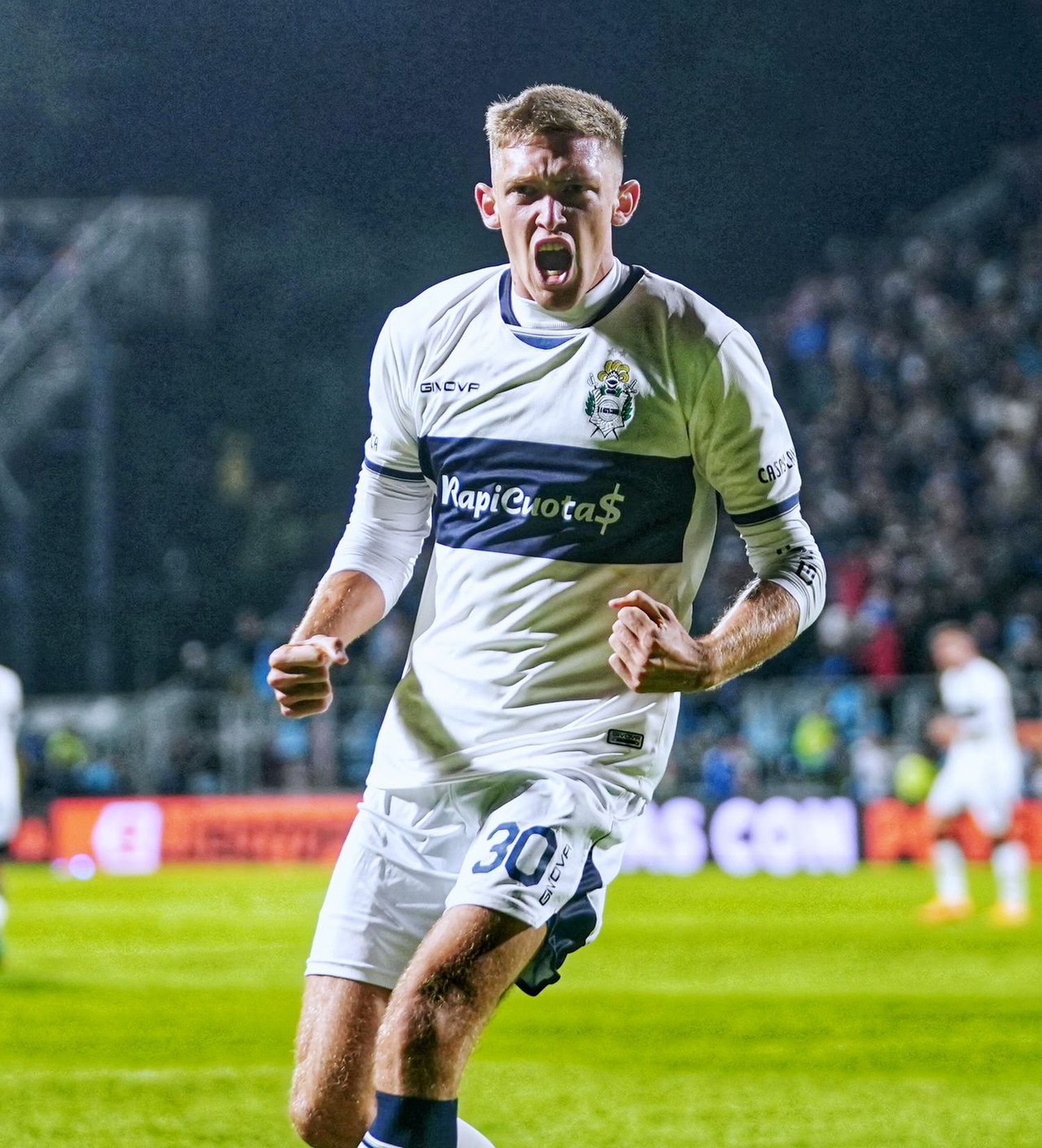 Rodrigo Castillo festeja la apertura del marcador.