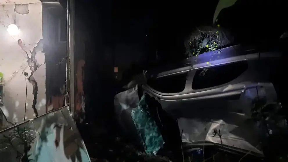 La casa que sufrió el impacto quedó en riesgo de derrumbe. FOTO: Infobae.