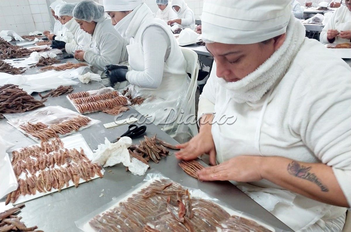 En plena tarea. Las operarias de Engraucoop