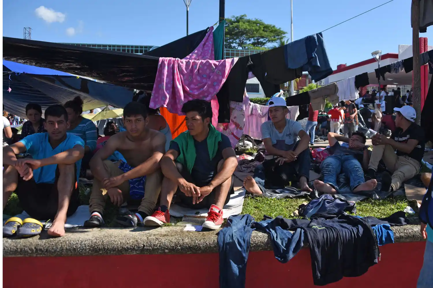 Migrantes hondureños recobraban fuerzas antes de seguir su marcha a Estados Unidos