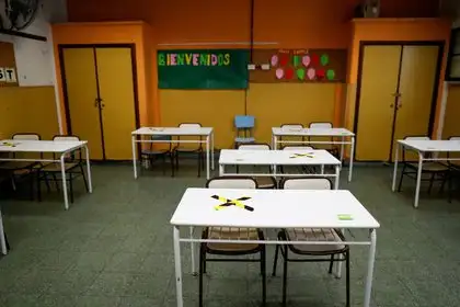 Los gobernadores cerrarán muchas más escuelas de las que les exige el DNU presidencial