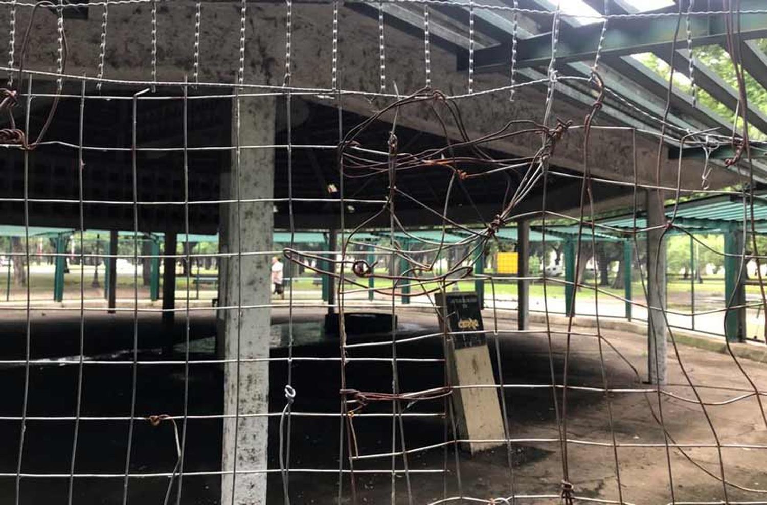La sorpresa que se llevó un turista por el estado de abandono del palomar del Parque Independencia