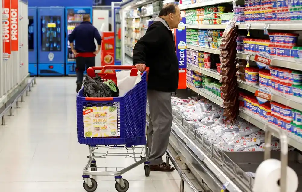 El consumo sigue congelado: las ventas en súper bajaron 5,1% y en mayoristas 7,2%