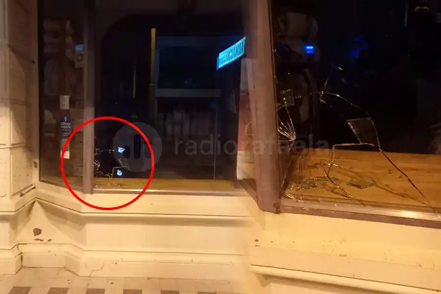 Dos adolescentes reventaron varias vidrieras en el microcentro: los atraparon en su domicilio