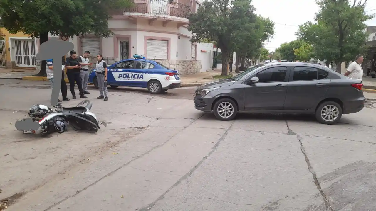 El accidente fue protagonizado por una motocicleta y un automóvil