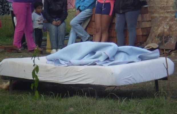 Guernica: Dejó a su bebé afuera toda la noche para tener sexo y amaneció muerto por el frío 