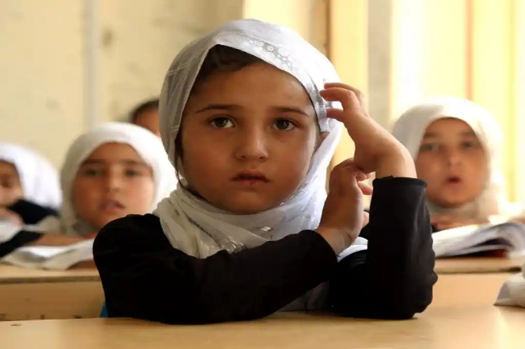 Envenenaron a más de 80 niñas en dos colegios de Afganistán