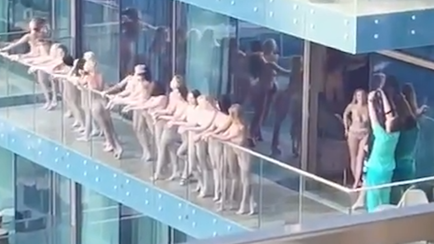 Escándalo y detenidos por un video de mujeres desnudas en un balcón