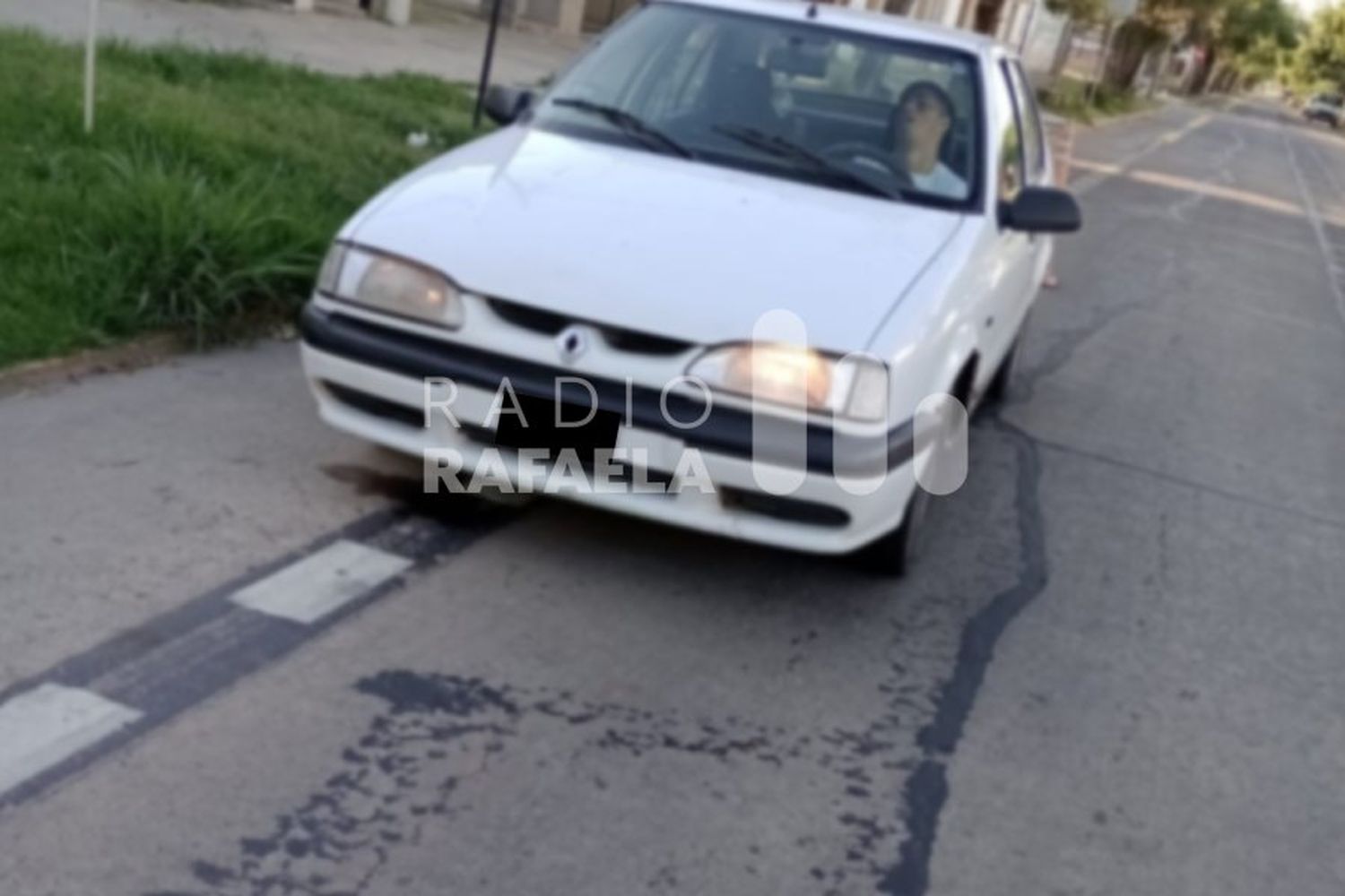 Se quedó dormido dentro de su auto en marcha: se habría encontrado en estado de ebriedad