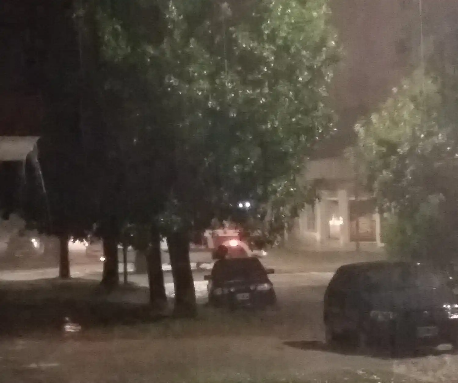 La tormenta complica la circulación en la ciudad con calles desbordadas de agua y desagües y bocas de tormenta colapasadas