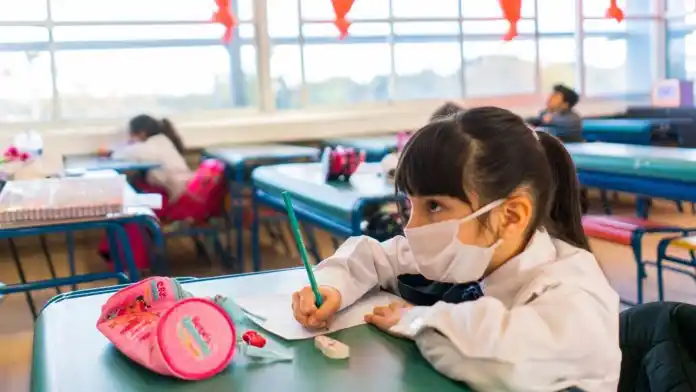 Oficializan el uso optativo del barbijo en escuelas de la provincia de Buenos Aires