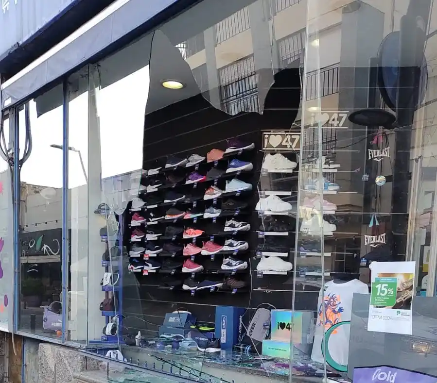Rompieron dos vidrieras en comercios céntricos.