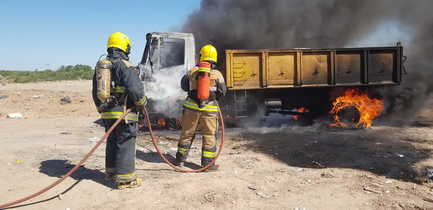 Un camión municipal quedó consumido por las llamas en el basural de Morteros - 3
