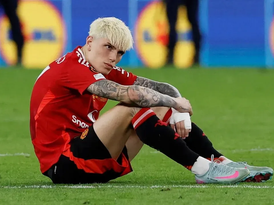 Garnacho lamentándose tras la derrota en la final del la Europa League.Foto:AFP