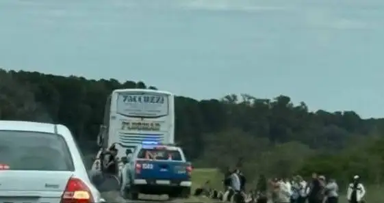 Choque en Ruta 12 camino a Gualeguay: un colectivo impactó contra un automóvil en medio de un intenso movimiento de viajeros