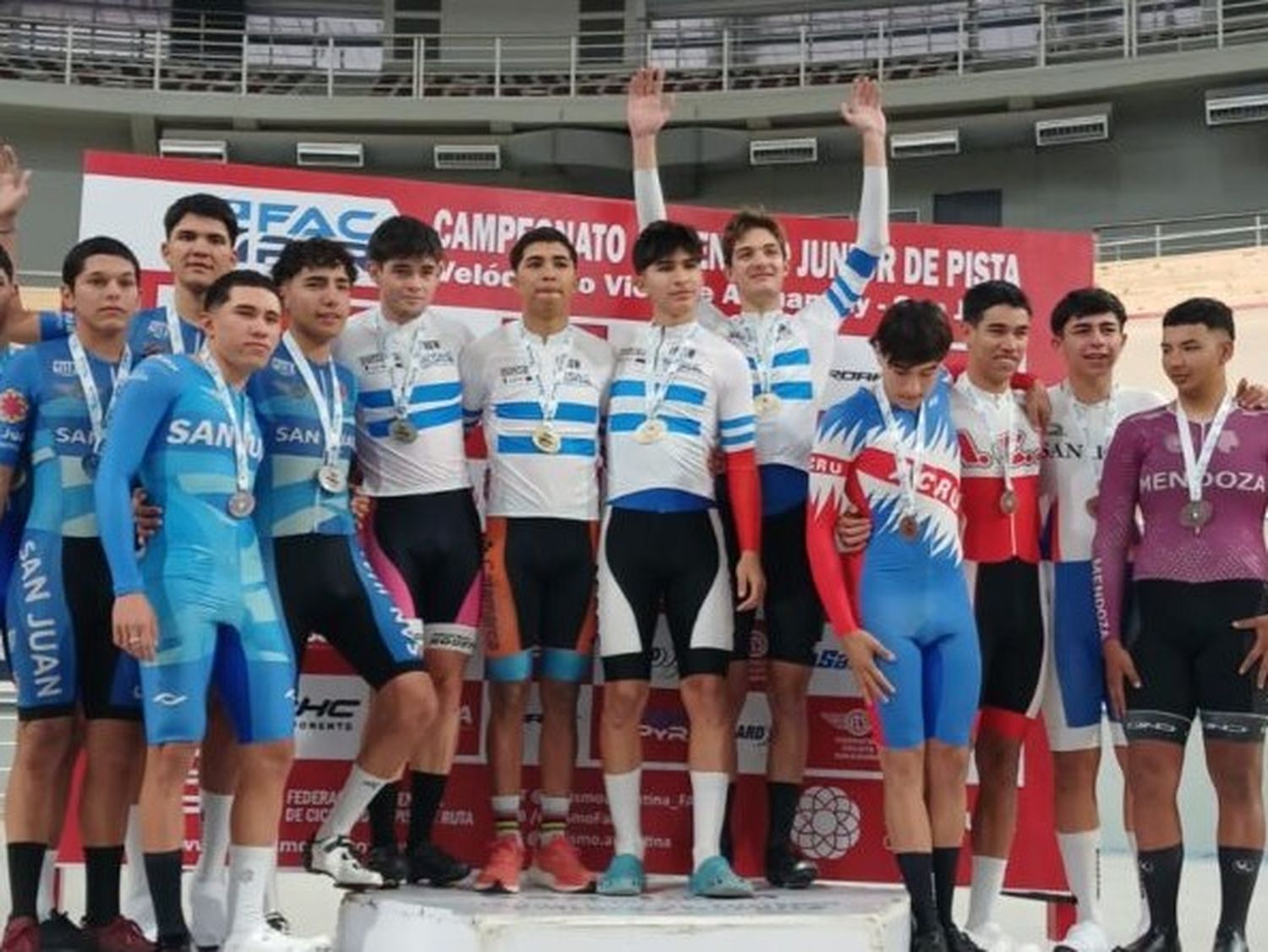 Los representantes de ACCOS y del Club Ciclista con grandes logros en San Juan.Foto: FACPyR