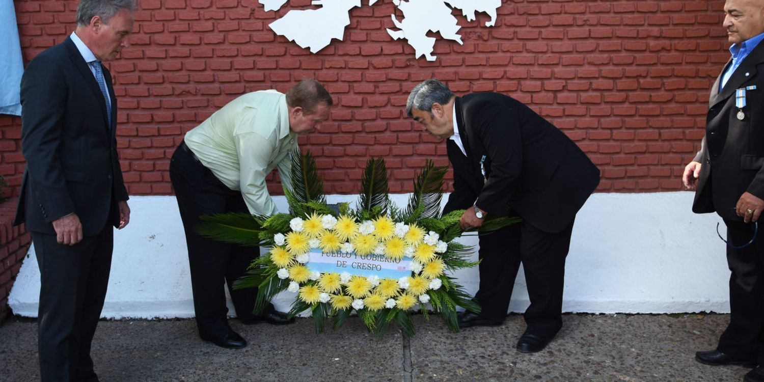 “Rendimos homenaje a nuestros héroes. A aquellos que defendieron con valentía, con dignidad y auténtico patriotismo nuestro suelo” destacó el intendente Darío Schneider