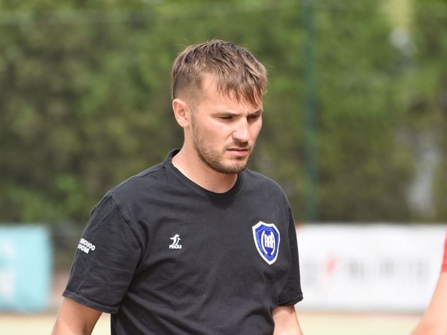 Nicolás Racca, entrenador de hockey femenino de Antártida Argentina.