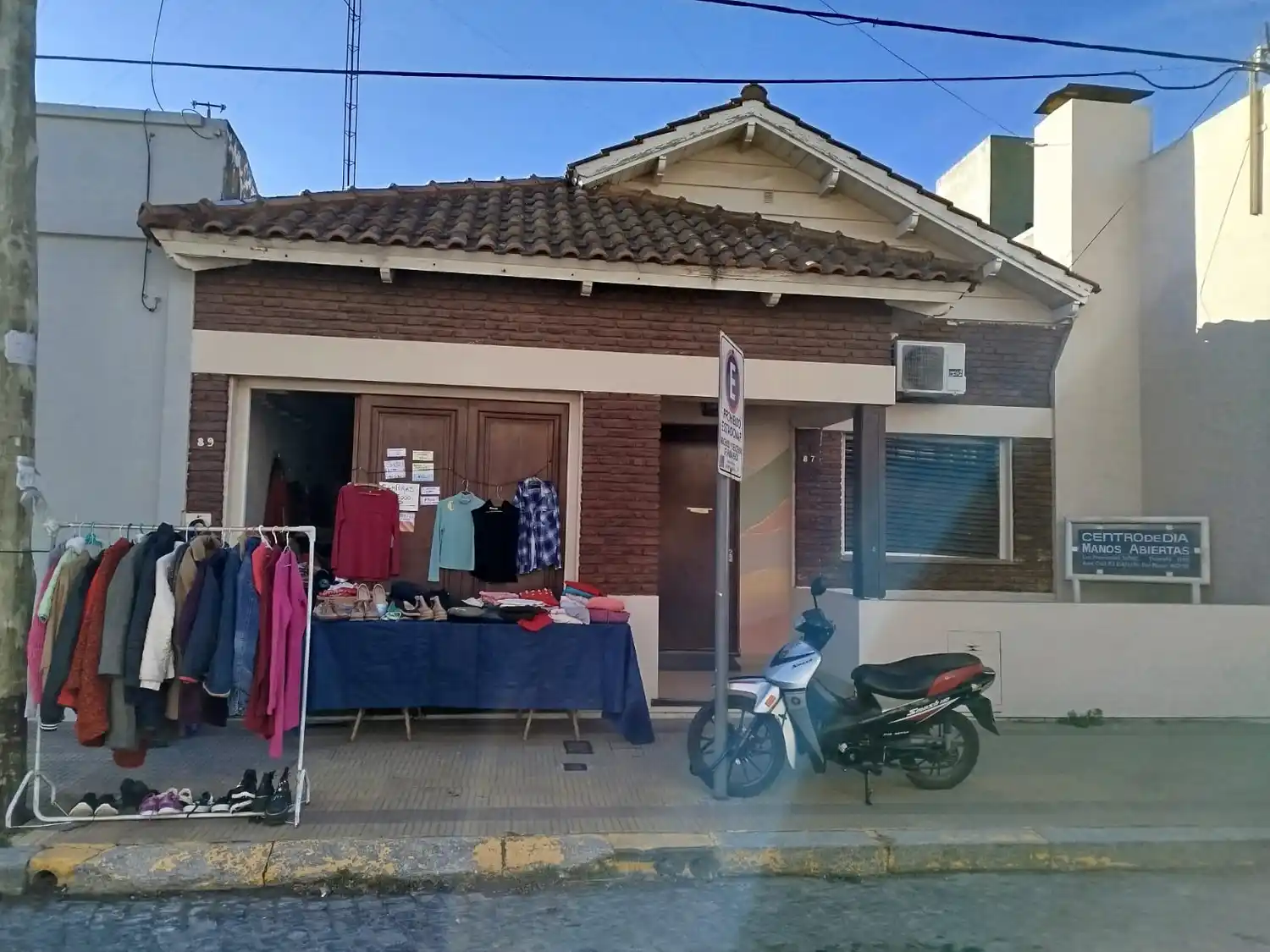 En un “año complejo”, Manos Abiertas recurrió a una feria americana permanente en su sede de 9 de Julio 87.