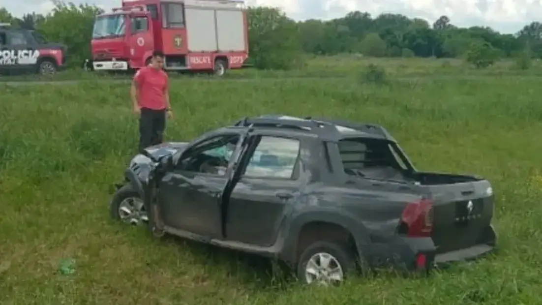 Trágico choque entre una camioneta y un camión: una mujer perdió la vida y otras dos personas resultaron heridas - 2