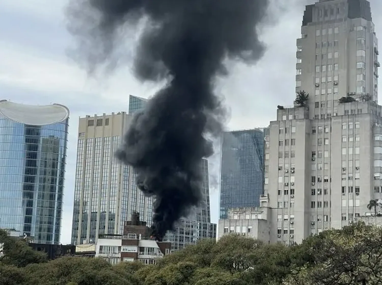 Se registró una nube de humo negro por toda la zona.