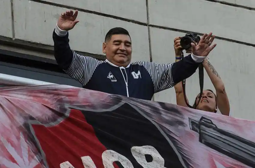 Otro enorme recibimiento para Maradona en Rosario