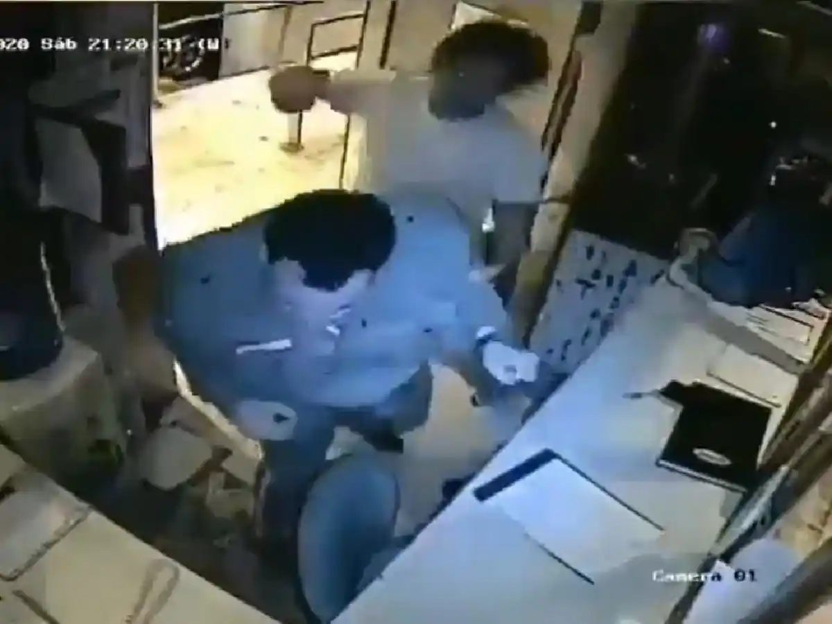 La feroz golpiza de un hombre que no habría cumplido con la cuarentena a un guardia que lo advirtió por su comportamiento