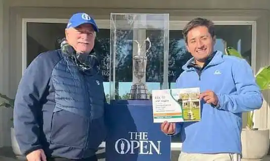 Mark Lawie (socio del Necochea Golf Club). Junto al ganador Alan Tiseira con su voucher de premio