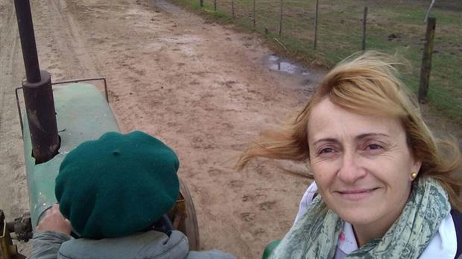 Villlegas: Una maestra va en tractor a la casa de sus alumnos para dar clases