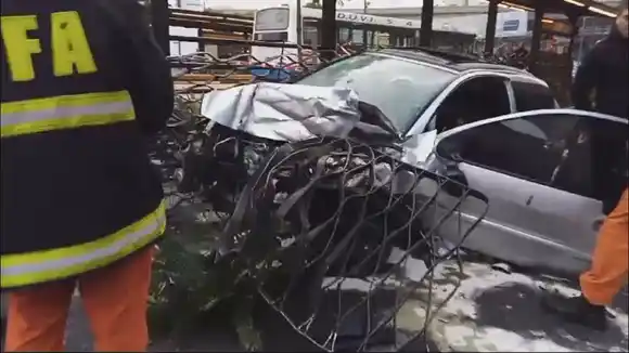 Un joven de 21 años chocó contra el Metrobús y atropelló a una mujer en San Telmo