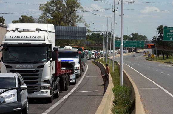 Faltante de gasoil: arranca el paro de transportistas de granos en distintas rutas del país