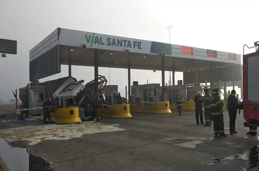 Un camión chocó una cabina de peaje y un auto con seis ocupantes: hay tres heridos graves
