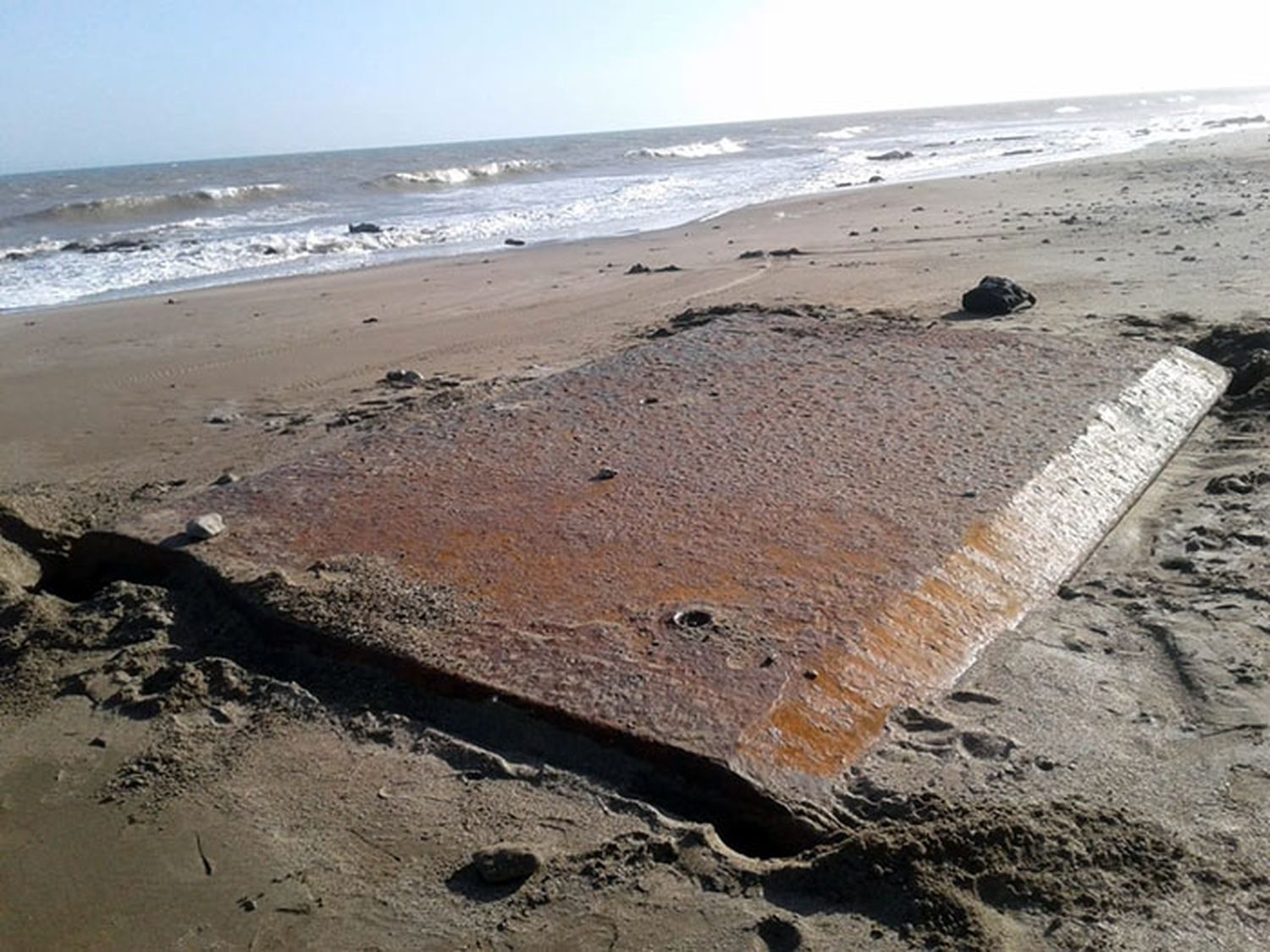 Investigan el origen de dos timones varados en Arenas Verdes