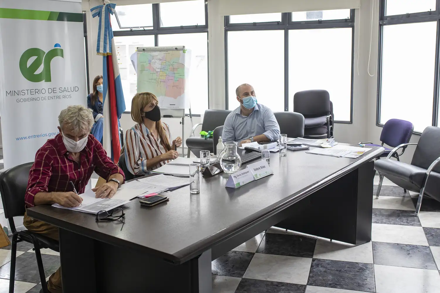 Analizan priorizar la vacunación Covid con primeras dosis y medidas de contención