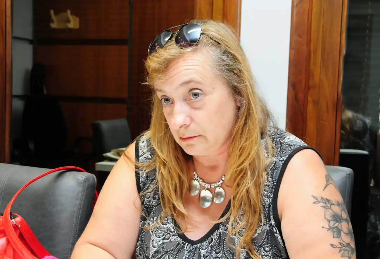 Una mujer busca a su media hermana de 28 años 