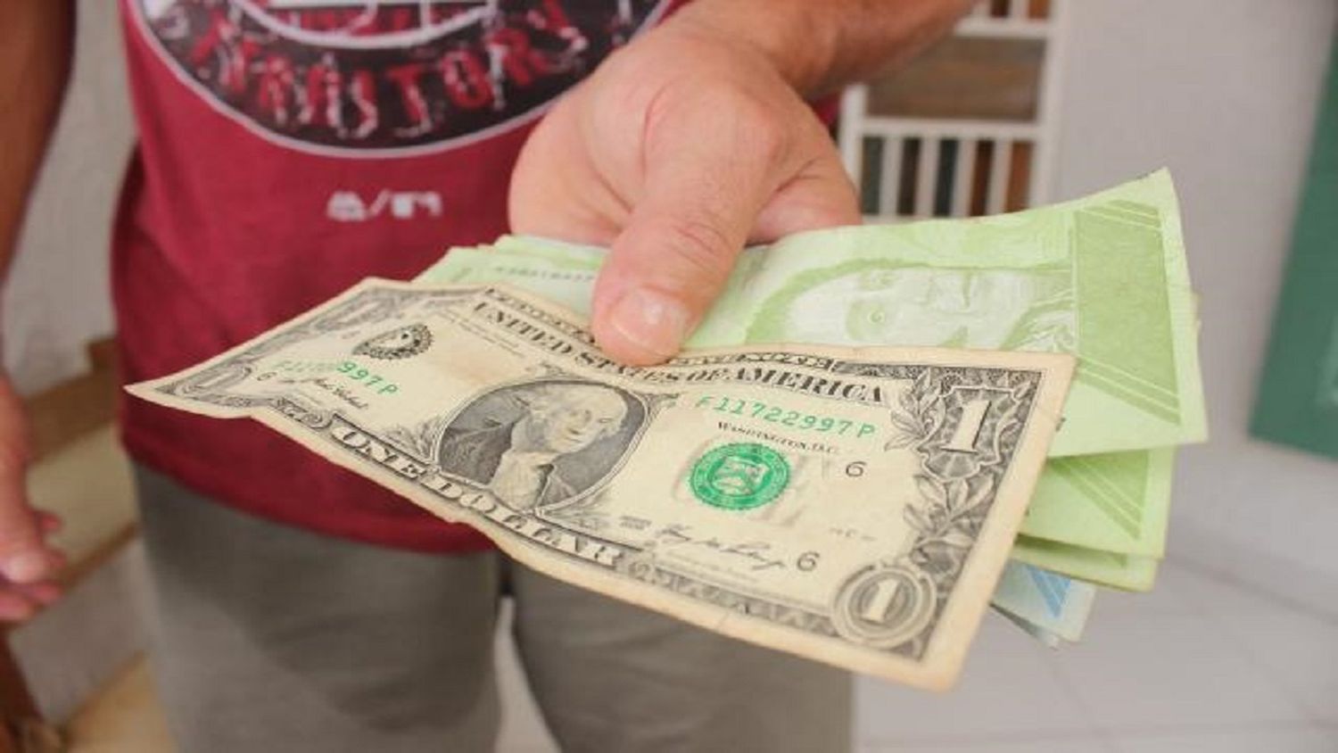 CRECE LA BRECHA entre los venezolanos: solo unos cuantos ganan por encima de $1.000 dólares mensuales