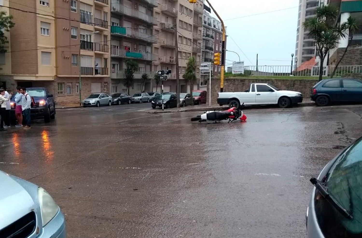 Triple choque en Colón y Güemes: un motociclista herido