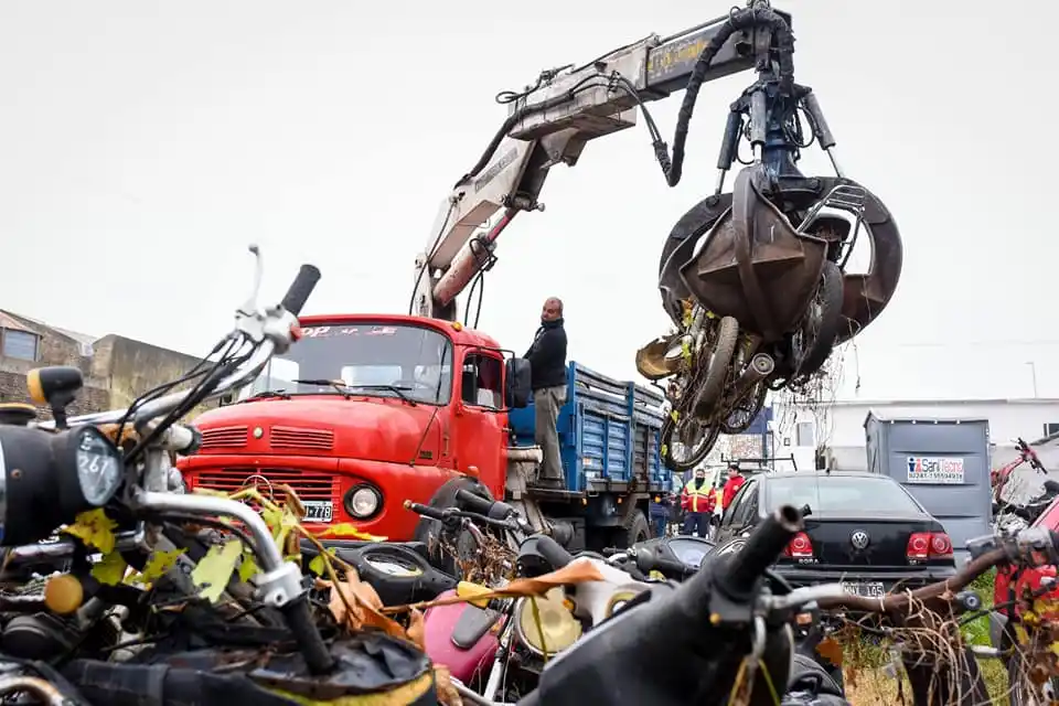 Chascomús: compactación de vehículos secuestrados en predios municipales