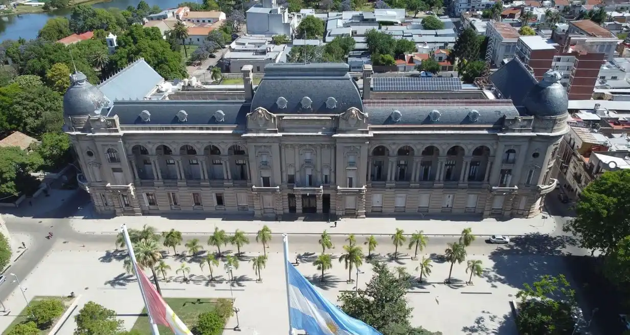 La Casa Gris observó parcialmente la sanción de tres leyes que no quedarán operativas hasta tanto la Legislatura se pronuncie. Foto: Luis Cetraro/Archivo