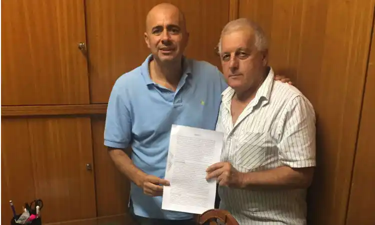 “El entrenador de fútbol ejerce el liderazgo a través del conocimiento”