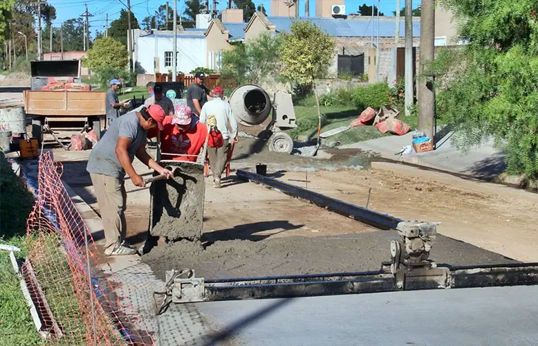 Realizan obras de pavimento en el barrio Stella Maldonado