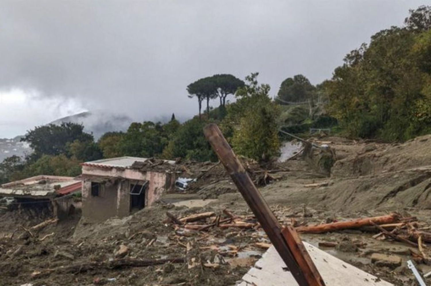 Al menos ocho muertos por un deslizamiento de tierras en la isla italiana de Isquia