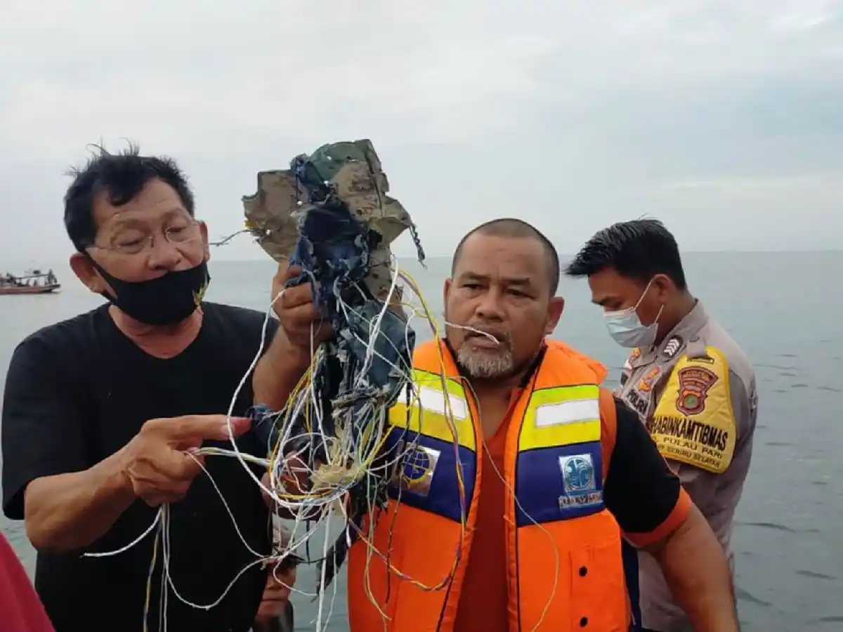 Desapareció un avión Boeing 737 con 62 personas a bordo poco después de despegar de Yakarta