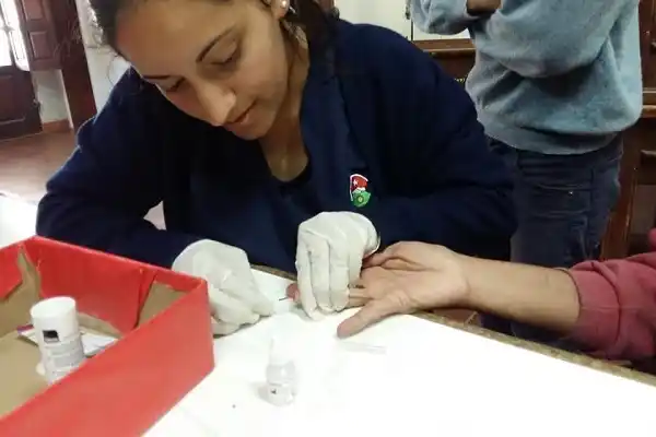 Taller de salud sexual y test rápido de VIH en el Hogar de Cristo