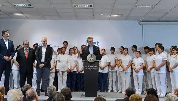 Macri presentó programa para formar 50 mil nuevos enfermeros