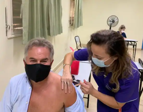 Vacunación Covid: El intendente de Bahía Blanca recibió la primera dosis de la Sputnik V