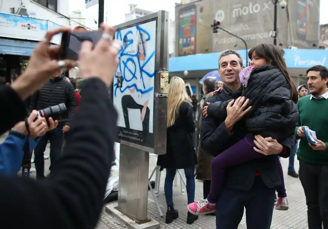 Randazzo: "No desteñimos, somos peronistas en las buenas y en las malas"
