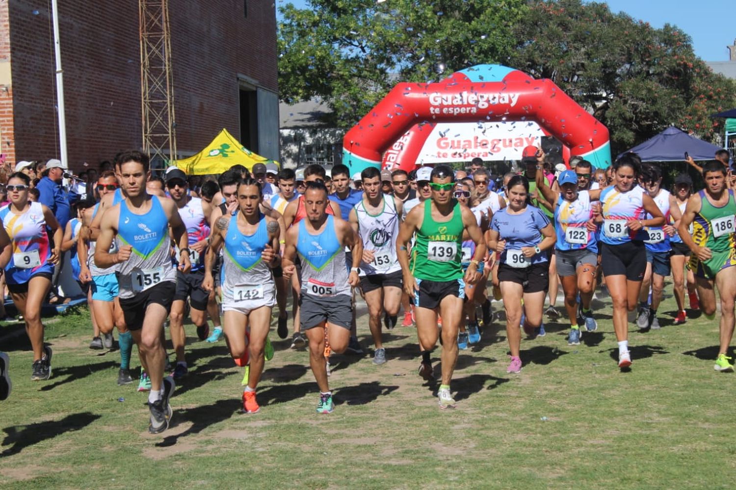 Se realizó el Maratón realizado por el CEF Nº 2, en la gráfica se observa la numerosa largada y el final fue no apto para cardíacos por el triunfo de Meoniz sobre Videla, quebrándolo en los últimos metros de la competencia.